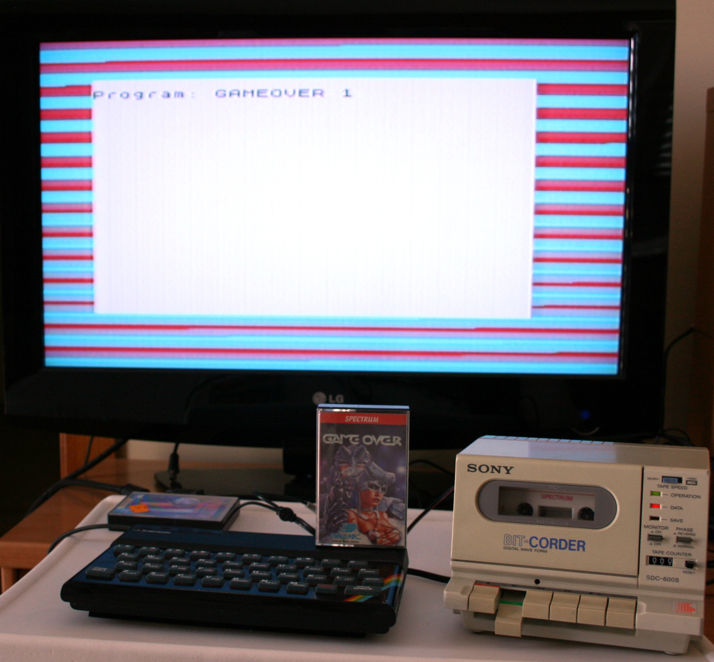 Персональный компьютер Sinclair ZX Spectrum у нас в стране в свое время приобрел широкую известность, в основном в виде клонов, выпускаемых отечественными производителями