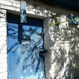 Фасад советского продуктового магазинчика, стльная дверь
