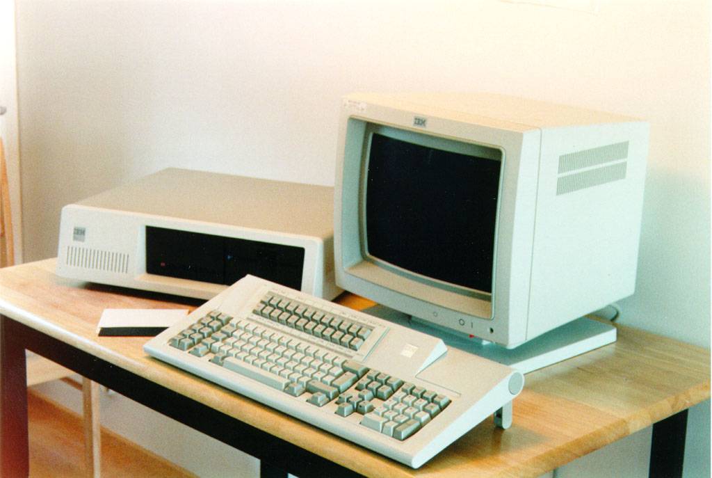 Первые ЭВМ. Развитие электронной вычислительной техники.
Первая ЭВМ "ENIAC". Транзистор. Наука кибернетика.
ЭВМ IBM AT. Процессоры 80286, 80386, Pentium. WWW. Развитие Internet.