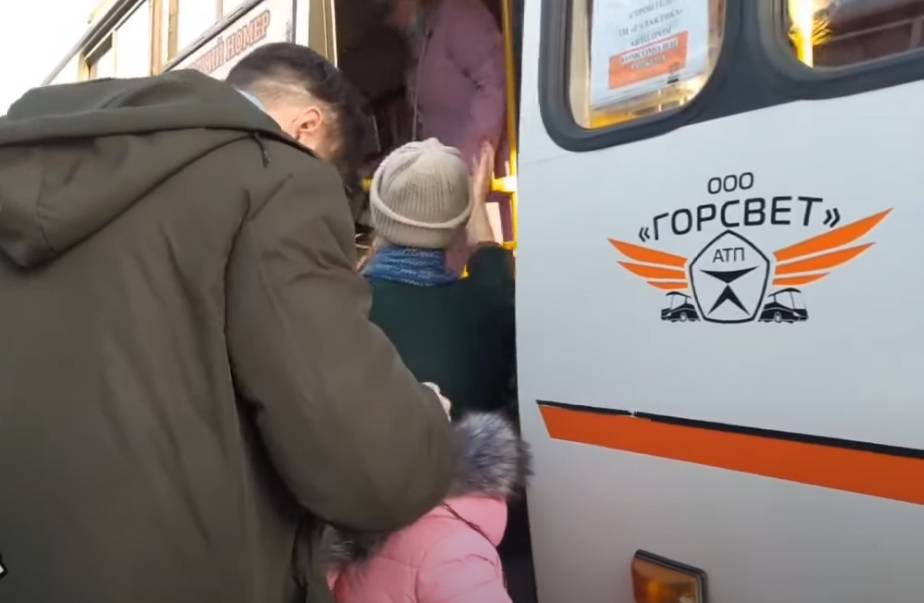 На видео - дончанин, уставший от постоянной бомбардировки Новороссии со стороны Украины, отец семейства со слезами на глазах провожает жену и дочь из Горловки в Россию.