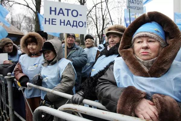 Несмотря на все усилия предпринимаемые Президентом Ющенко и его командой для того, что бы изменить общественное мнение в Украине в пользу вступления в NATO украинцы не желают иметь ничего общего с этой организацией.