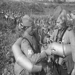Советские солдаты проверяют снаряжение перед десантом на Моонзундские острова.