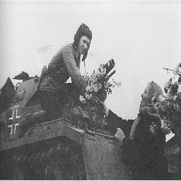 Советский танкист на трофейном немецком танке Pz.Kpfw. IV в Орджоникидзе.