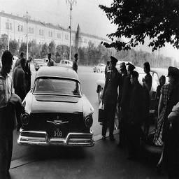 Москва. Новый американский автомобиль у подъезда "Националя", 1957 г.