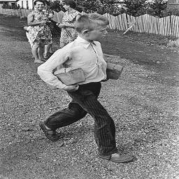 «Хлеб привезли». 1960 год. Фото: Григорий Дубинский