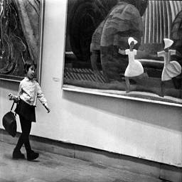На выставке. Девочка с сумкой. 1960 год. Фото: Николай Токарев