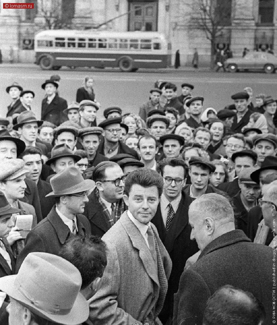 1955 год фото. Жерар Филип в 1955 году. Жерар Филип в Москве. Жерар Филип в Москве фото. СССР 1955.