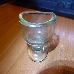 Крохотная чаша - точнее глазная ванночка советского производства