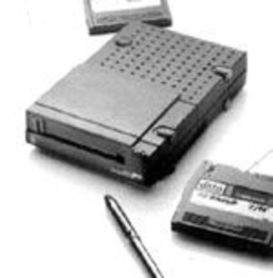 Фирма Iomega, известная ранее прежде всего по дисководам Bernoulli, в настоящее время стала обладателем ряда премий за диски ZIP и JAZ в номинации "лучшие аппаратные решения 1995 года для компьютерных издательств". 
