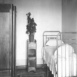 фото  новокузнецк 1937 гостиница на верхней колонии 3 комнатный номер спальная.jpg