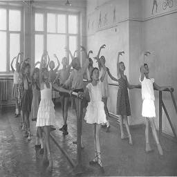 фото  новокузнецк 1937 детский дом культуры урок пластики.jpg