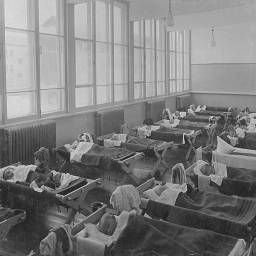 фото  новокузнецк 1937 образцовый детсад спальная.jpg