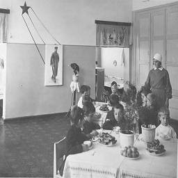 фото  новокузнецк 1937 образцовый детсад столовая 1.jpg