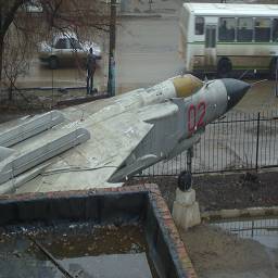 самолет-памятник у ДОСААФ, истребитель Миг-23 это многоцелевой истребитель с крылом изменяемой стреловидности
