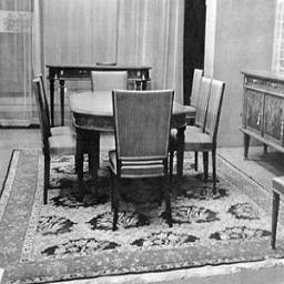 ВАРИАНТОВ существует множество, и в пользу каждого есть аргументы: деревянный пол - это экологично, линолеум - практично, ворсистое покрытие приятно на ощупь, а колорлон совмещает в себе все эти плюсы.