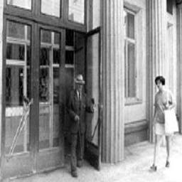 МАТЕРИАЛИЗАЦИЮ предвыборных президентских посулов теперь можно наблюдать ежедневно в любом отделении Сбербанка. В понедельник по всей стране началась выплата компенсаций "отдельным категориям граждан", а именно тем, кому посчастливилось дожить до 80 лет.