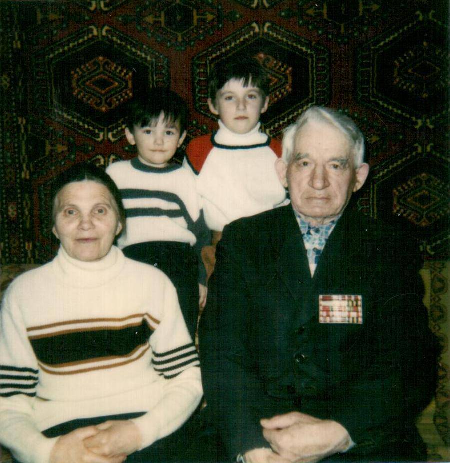 Супруги Губановы с внуками