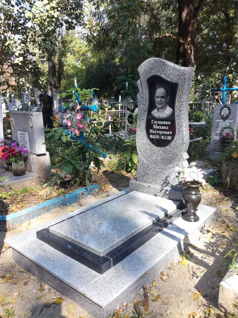 памятник на могилу из мансуровского гранита