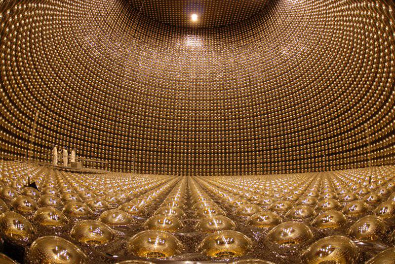 детектор – огромный резервуар (40х40 м) из нержавеющей стали, заполненный 50 000 т чистой воды, которая служит мишенью для нейтрино