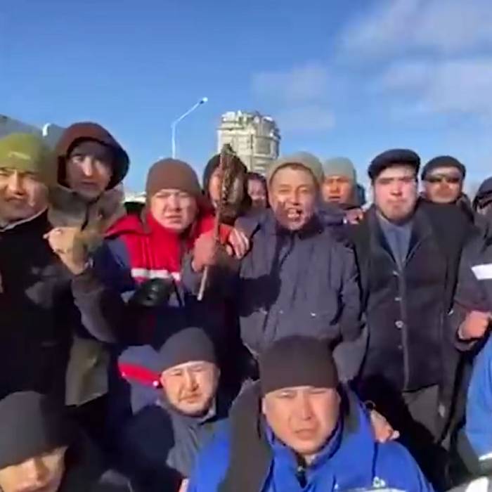 В крупных городах Казахстана уже по меньшей мере около 2х суток продолжаются волнения, протестующие атакуют акиматы, есть случаи мародерства. В связи с чем в некоторых регионах страны введен комендантский час.