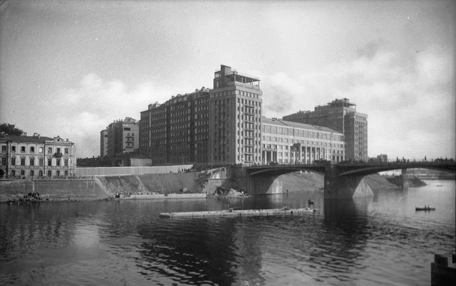 Дом на набережной