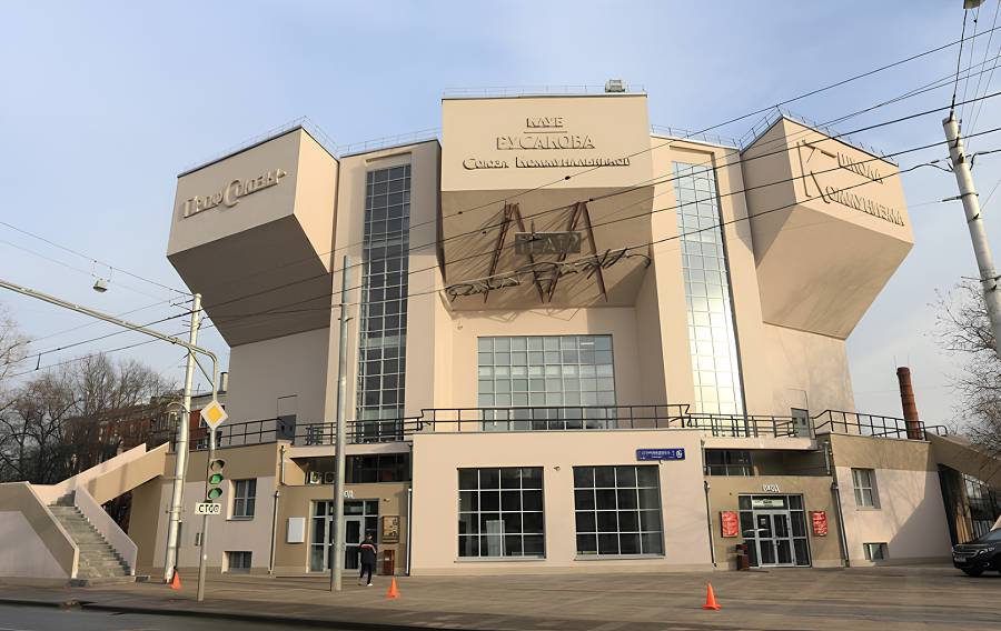 Дом культуры имени Русакова Архитектор – Константин Мельников. Само здание было построено в 1927-1929 годах. Оно предназначалось для культурного обслуживания рабочих и стало центром общественной жизни в районе.