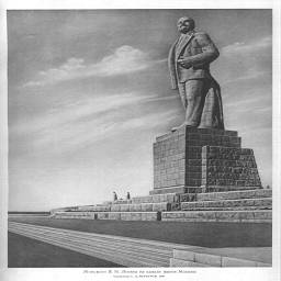 Монумент В. И. Ленина на канале имени Москвы. Скульптор С. Д. Меркуров. 1937