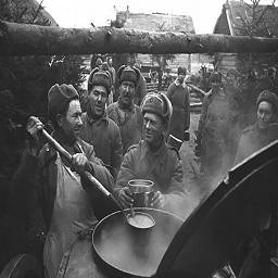Советские военнопленные в лагере на раздаче еды.