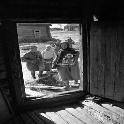 Советские солдаты помогают беженцам возвратиться в свою избу. Оригинальное название: «Снова в родной дом. Смоленщина, 1943 год.»