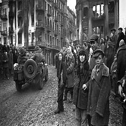 Жители Винницы встречают советских солдат-освободителей.